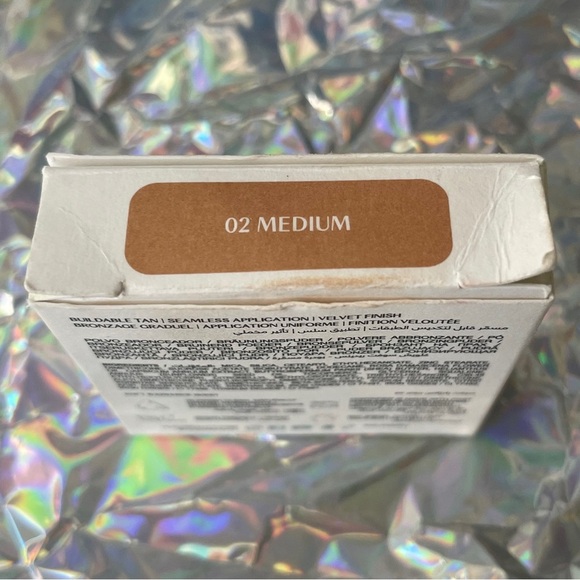 NIB HudaBeauty Bronzing Powder | Medium | GloWish Soft Radiance | Vegan - Picture 3 of 6